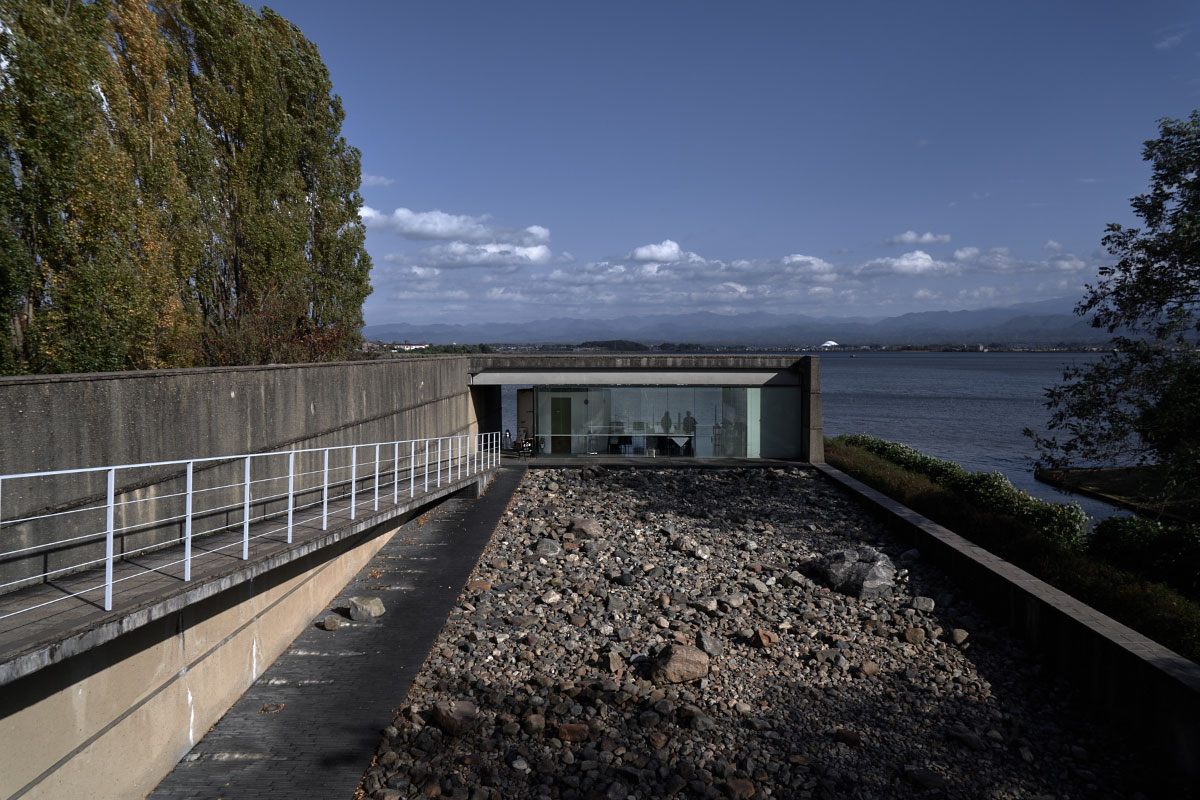  A café with an impressive view on the Lake Shibayama