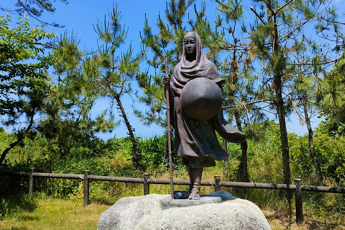 A statue of a young woman, Amagozen