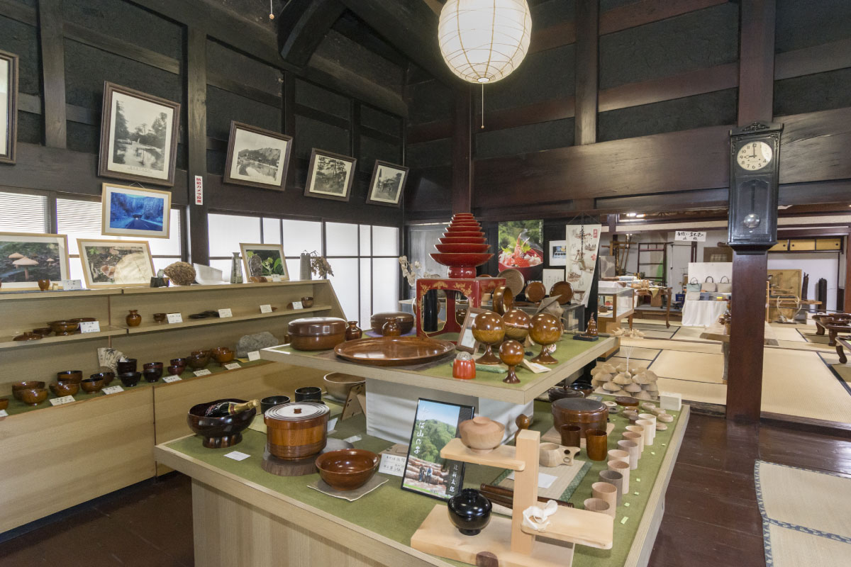 The place exhibits and sells traditional Yamanaka lacquerware products