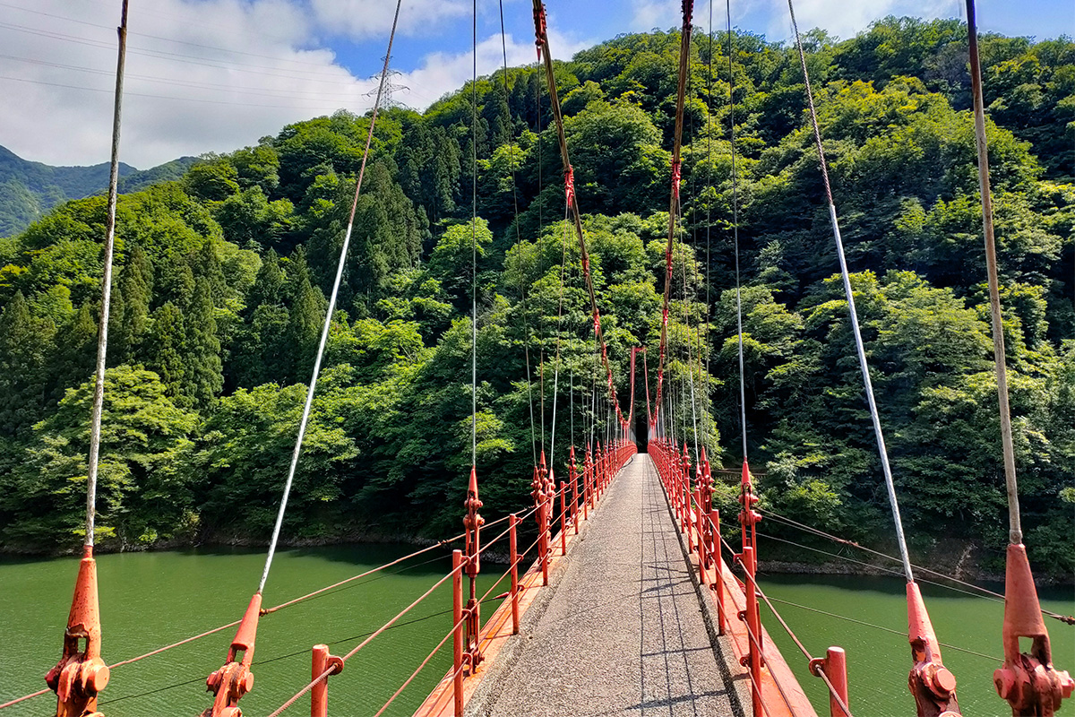  An impressive red suspension bridge along Wagatani Dam