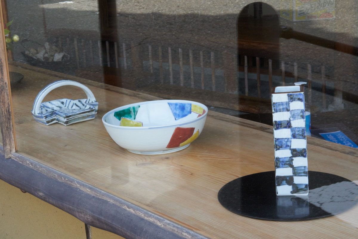 Kutani-yaki porcelain at Suda Seika Kiln