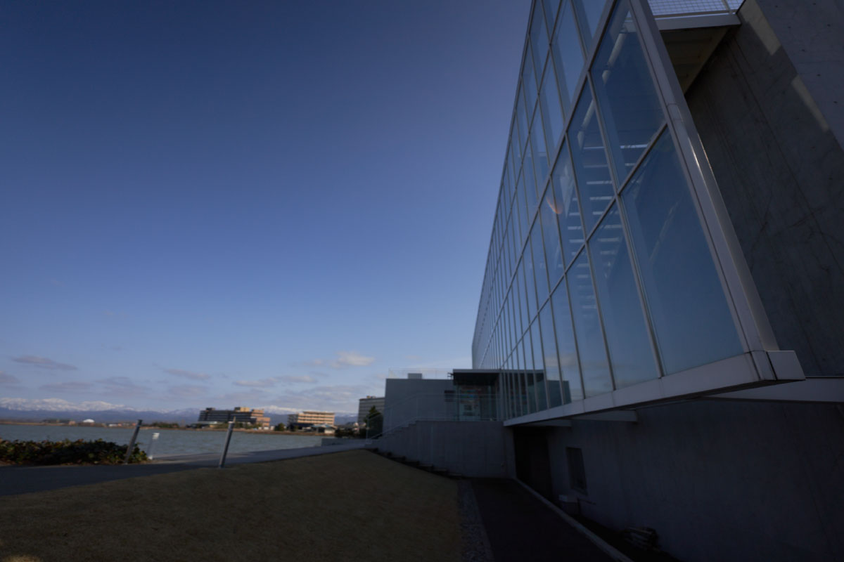 The public bath offers spectacular views of the Hakusan mountain range and Lake Shibayama
