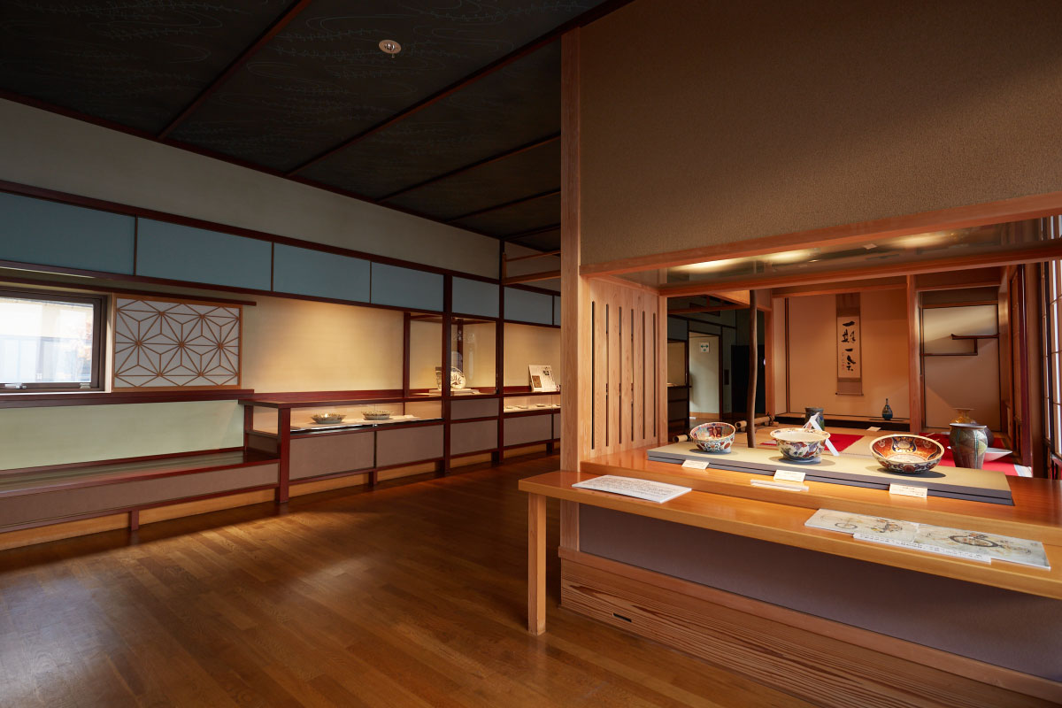 Kutaniyaki Art Museum near Daishoji station