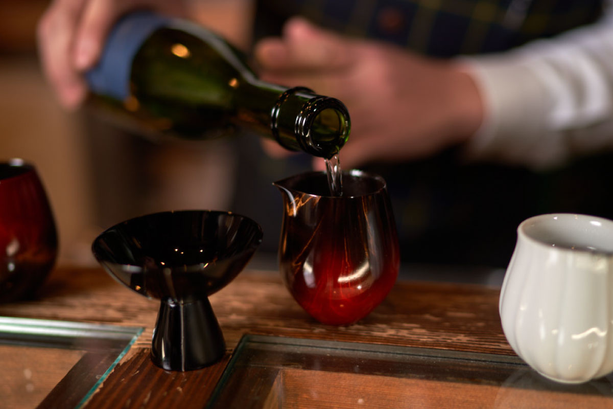 His special sake cups and recommended sake go very well together.