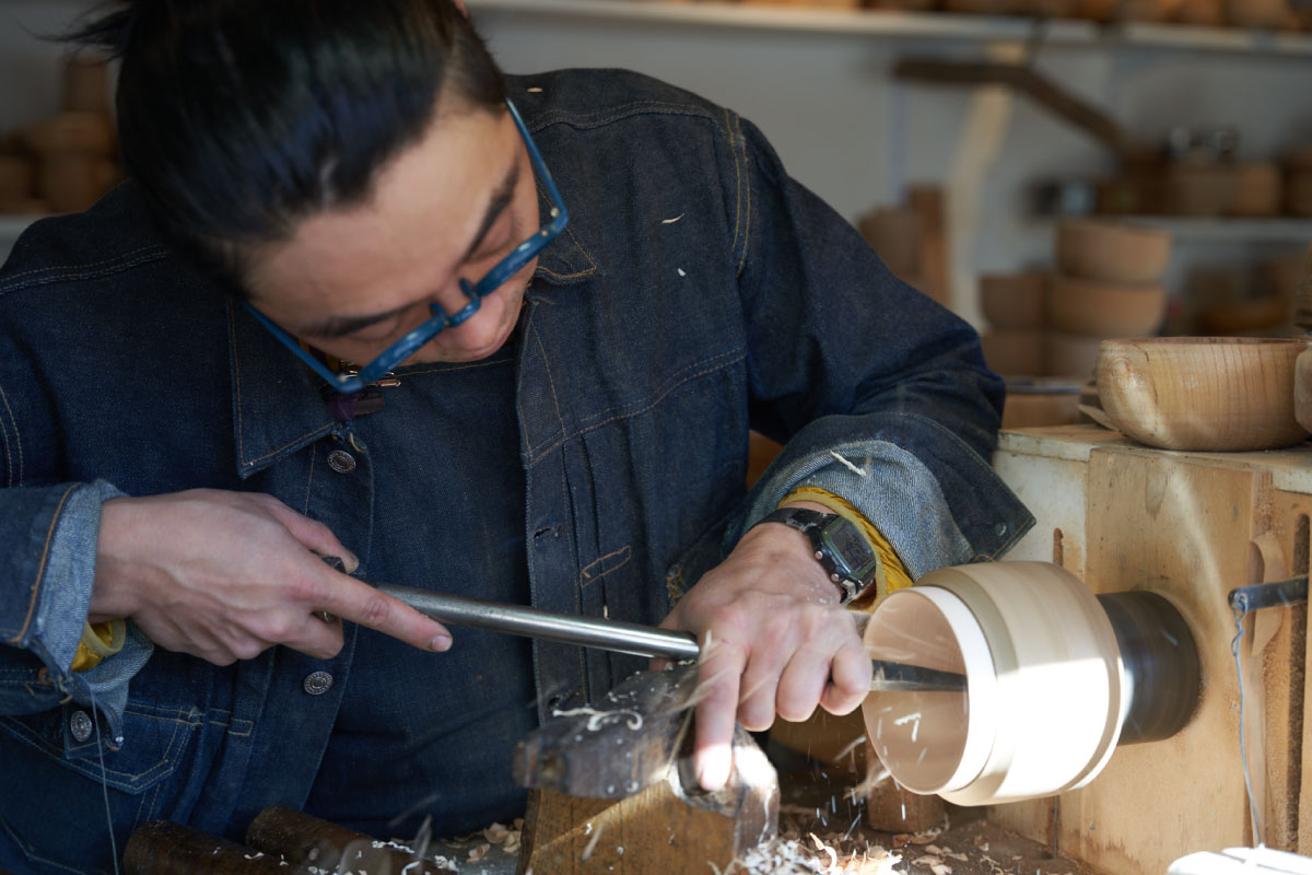 Mr. Sato initially studied visual design, but his interest and desires turned to Japanese wooden and lacquered tableware