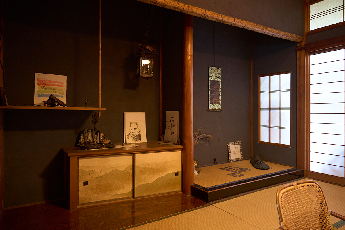 Even a traditional Japanese tatami-floored room reflects Ariya’s quirky touch.