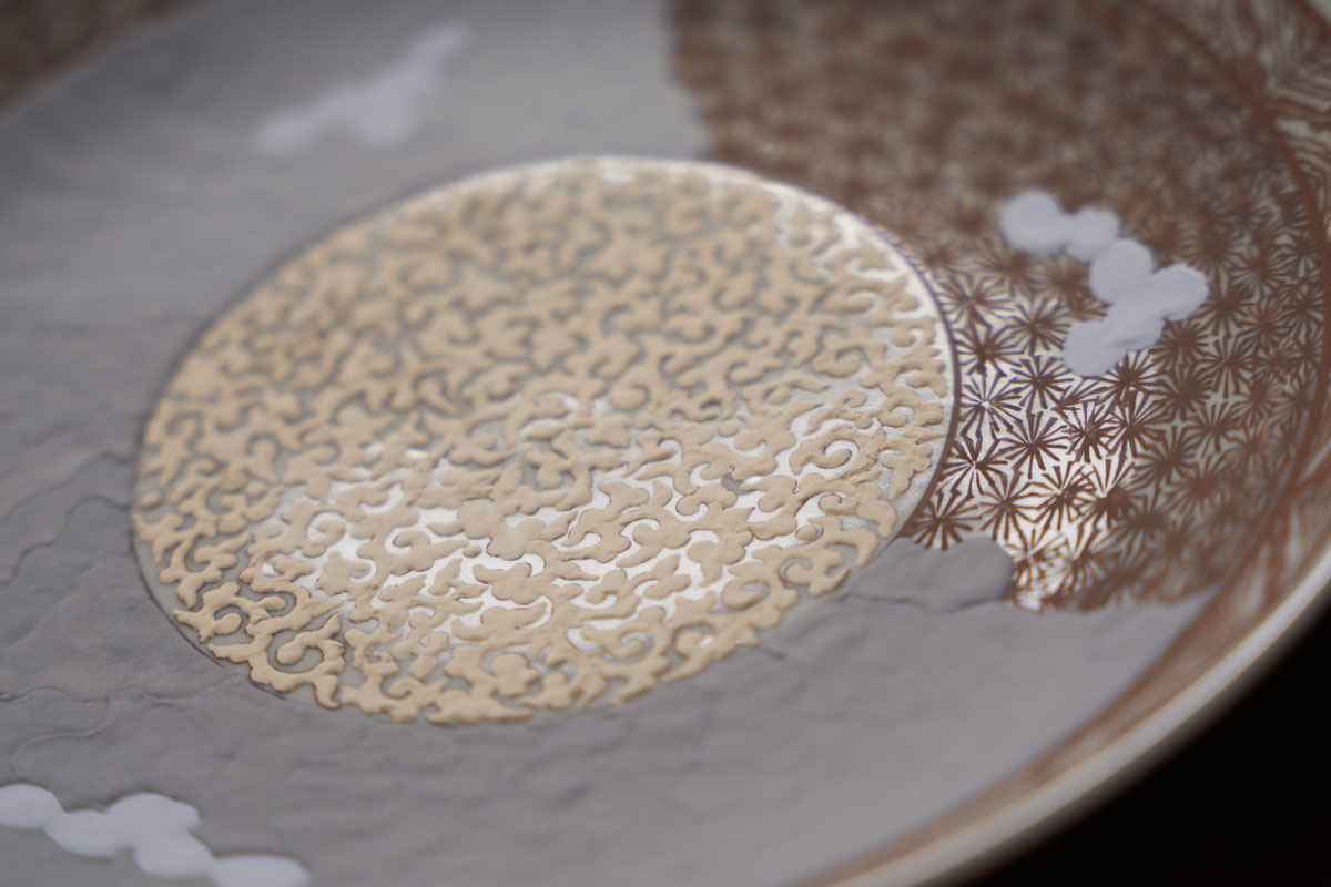 The very sensiteve process of Kutani-yaki porcelain