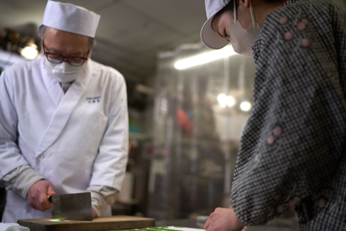 The father of KURODA Asami is the fourth generation of the store.