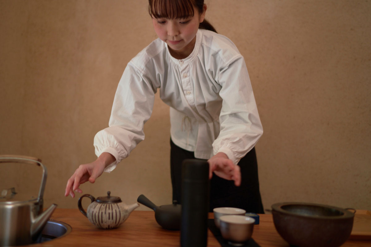 FUETA prepares tools for hōjicha course experience.