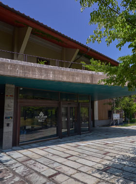 Kutani-yaki porcelain art museum, located in Daishoji town